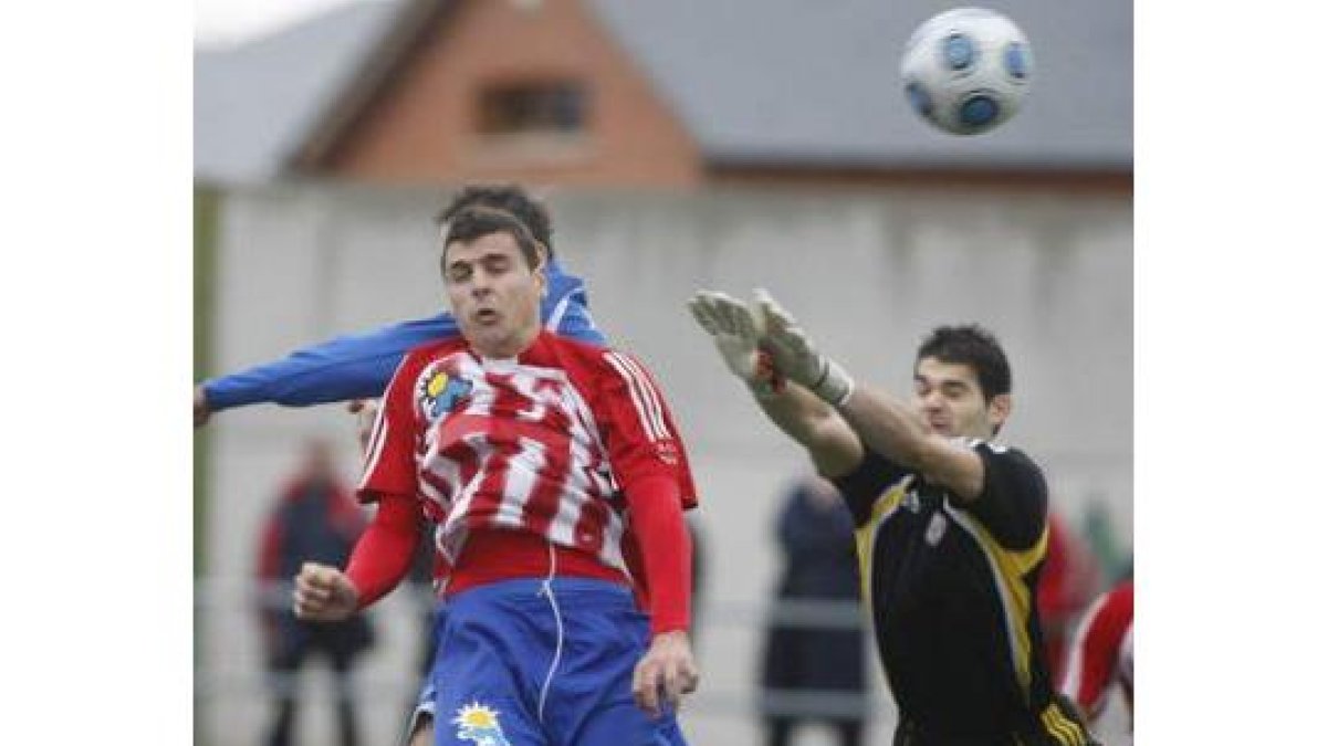 El portero rojiblanco David tuvo mucho trabajo frente al líder.