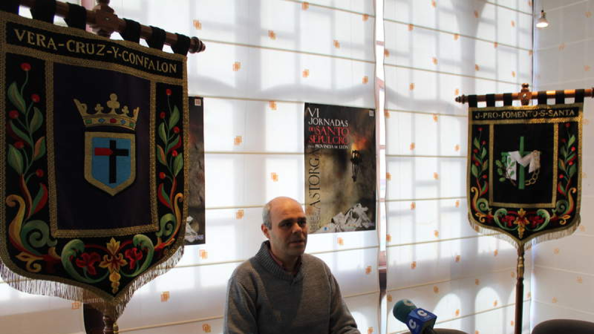 José Mencía, juez de la cofradía, durante la presentación.