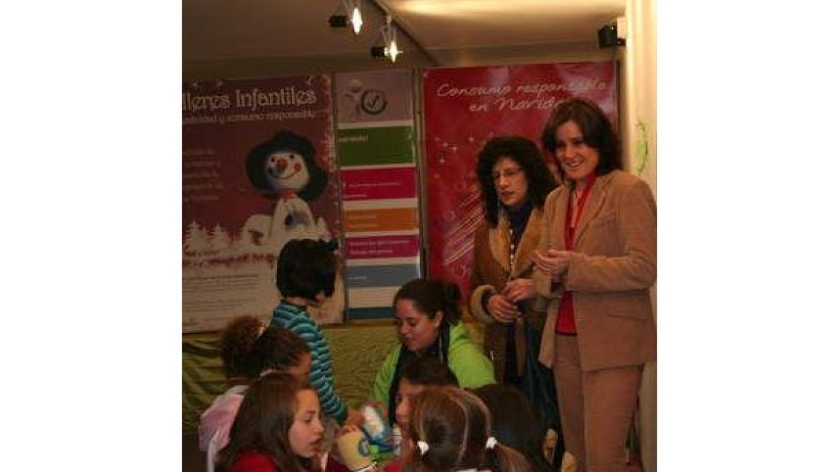 Teresa Gutiérrez y María Rodríguez en la ludoteca de San Marcelo.