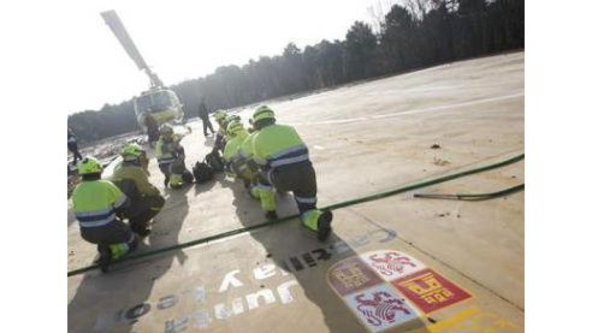 Una brigada forestal se prepara para intervenir.