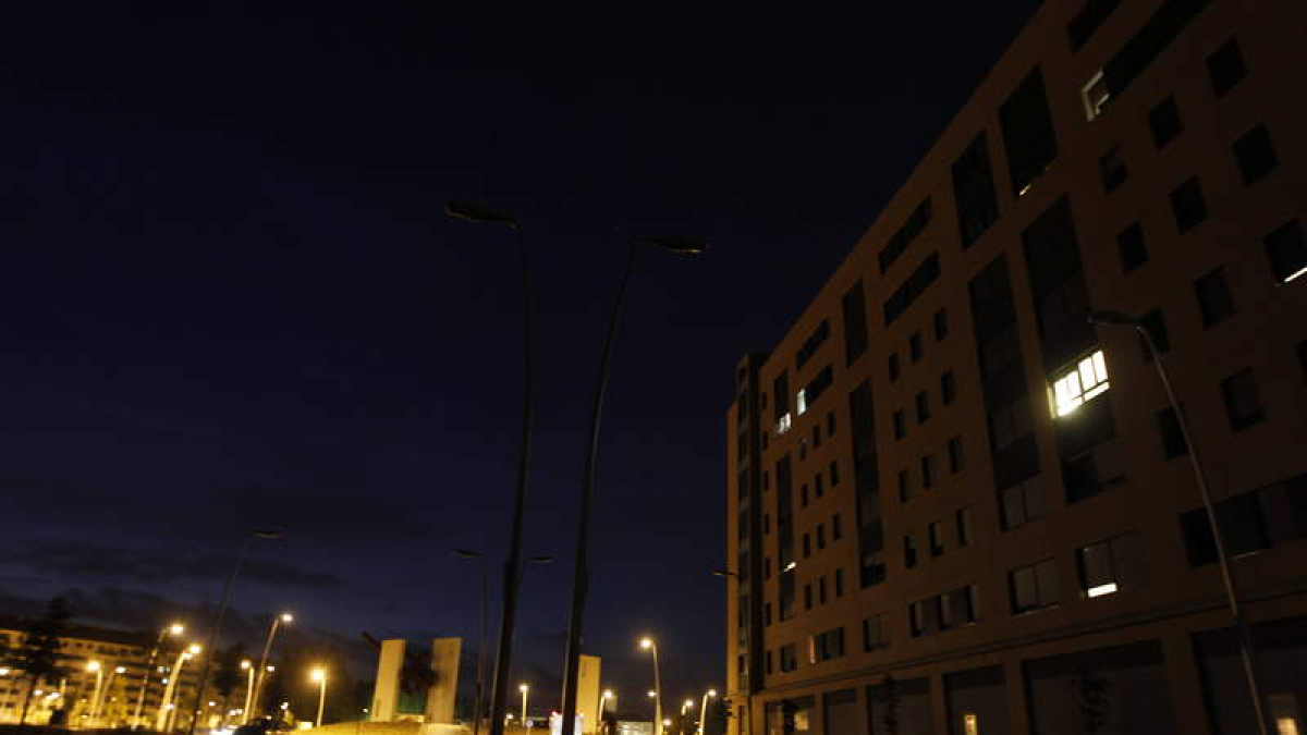 Una de las calles del barrio situada antes de la rotonda principal que distribuye el tráfico en la zona.