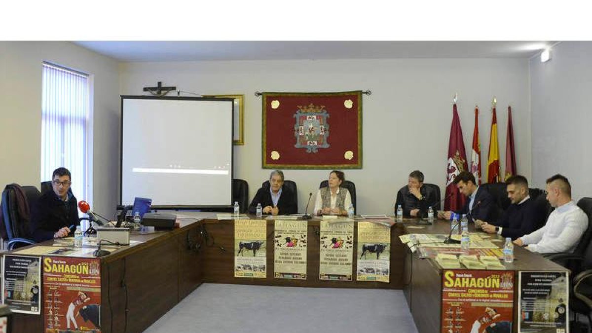 Un momento de la presentación, ayer, en el salón de Plenos de Sahagún. ACACIO