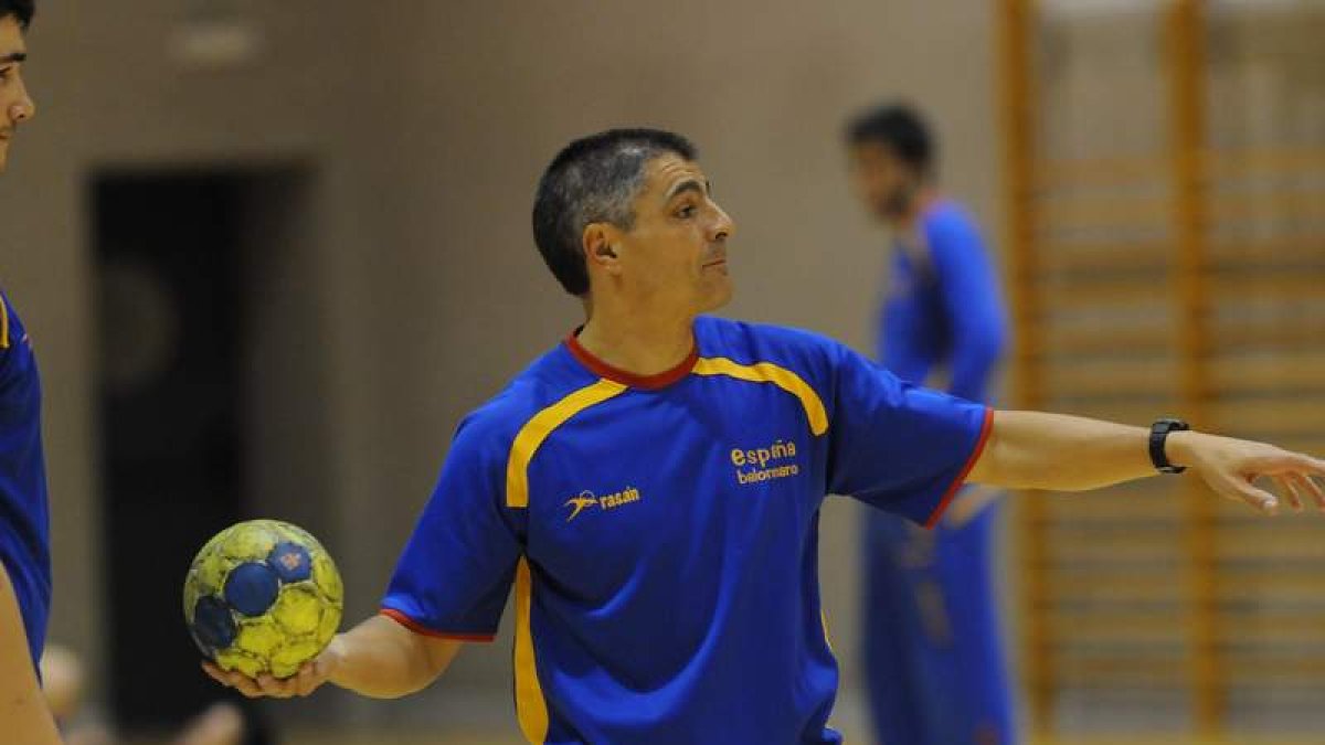 El seleccionador júnior Isidoro Martínez. JAVIER