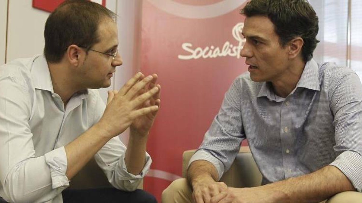 Pedro Sánchez y César Luena conversan durante un encuentro en Ferraz.
