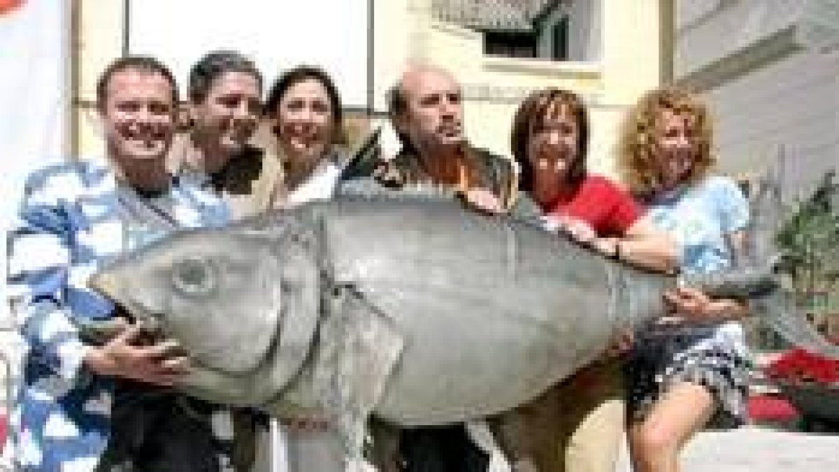 Pablo Carbonell, junto al atún y los actores que participan en la película