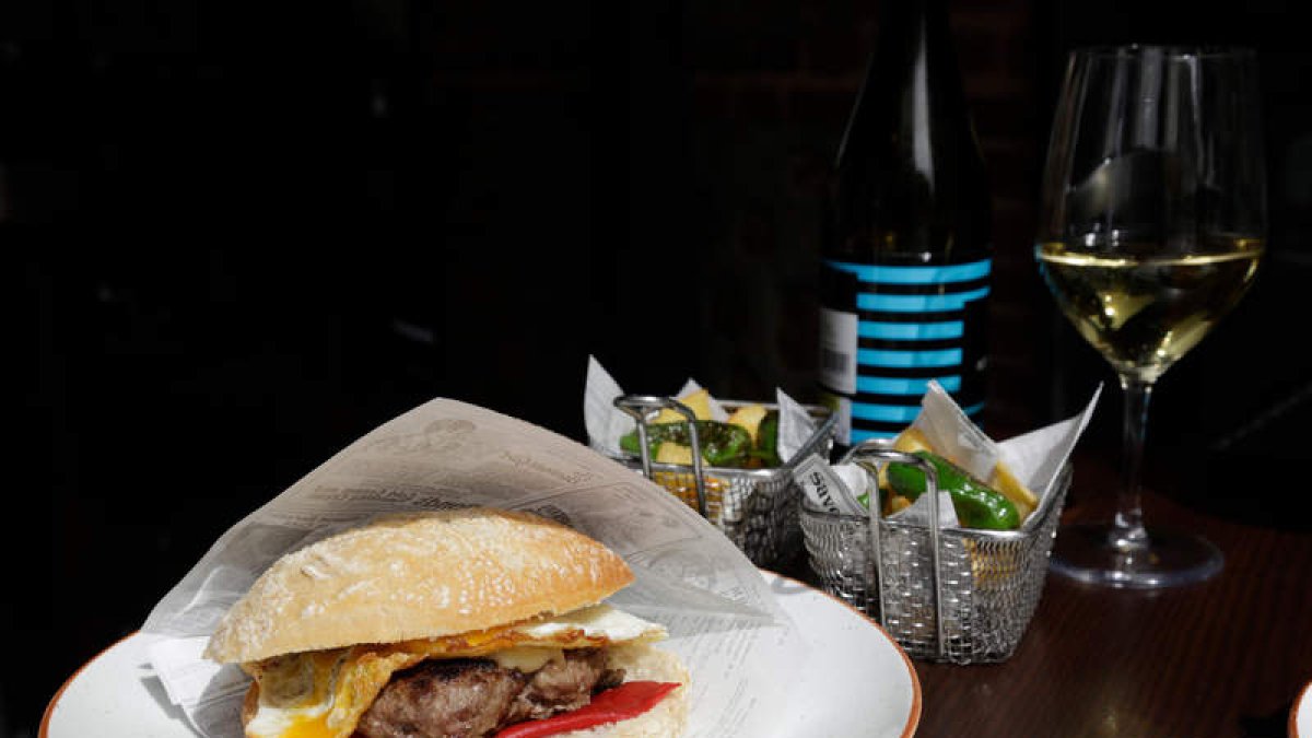 La cafetería del Hotel Q!H se encuentra detrás de la catedral, en la avenida de Los Cubos 8.