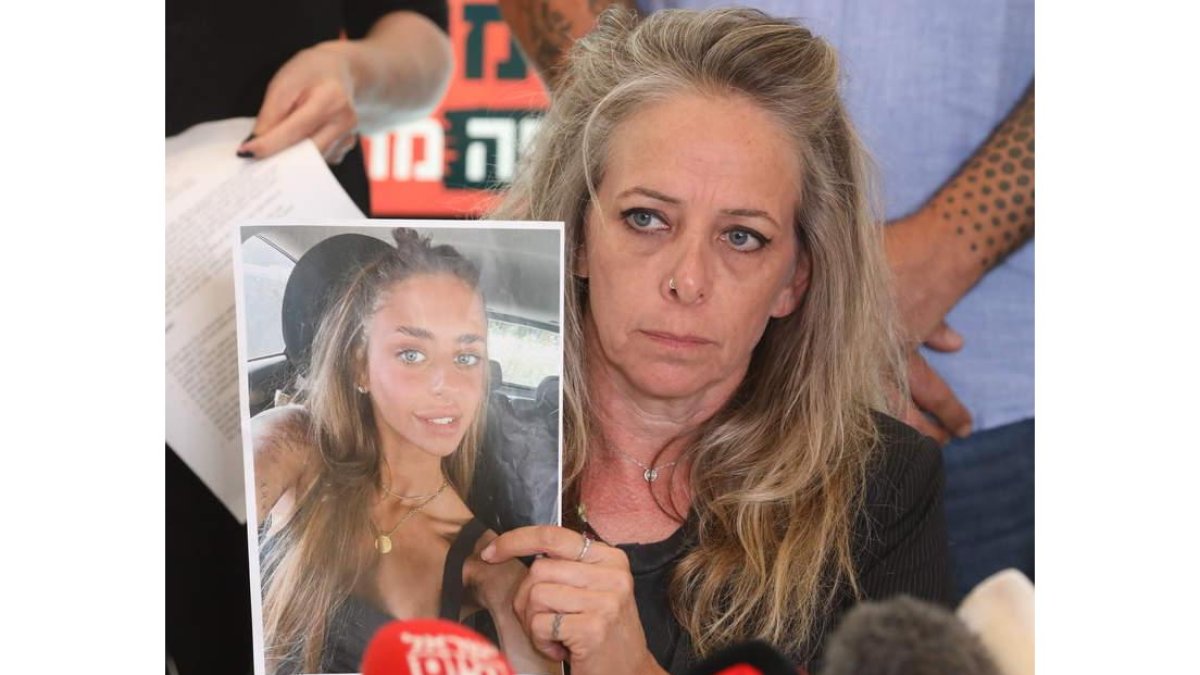 La madre de Mia Shem sostiene una foto de su hija. ABIR SULTAN