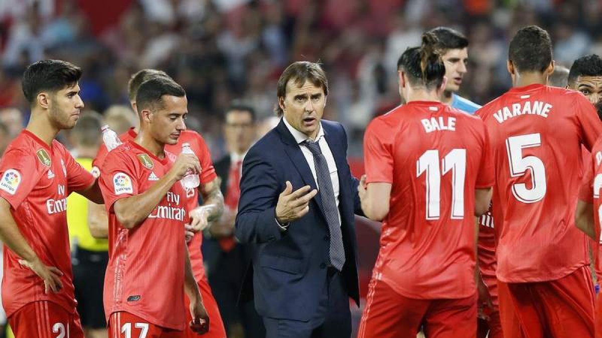 Lopetegui da órdenes a sus jugadores durante el partido ante el Sevilla del miércoles. JOSÉ MANUEL VIDAL