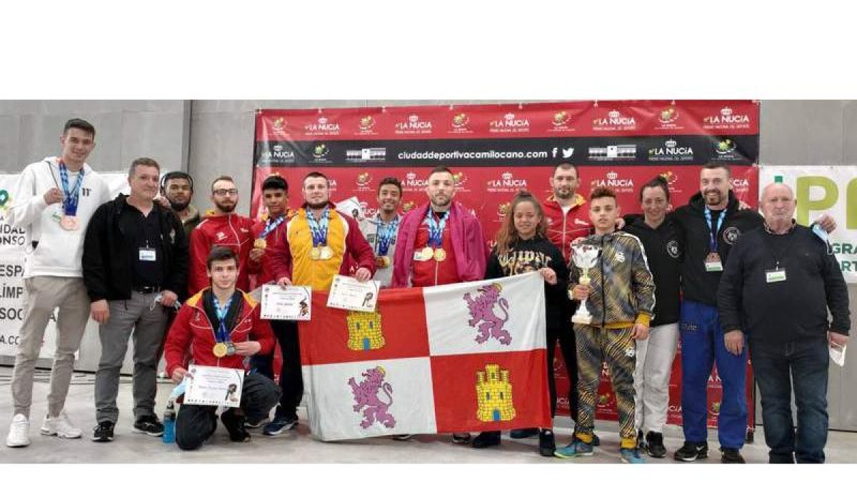 El luchador maragato Jonathan González junto a la expedición que participó en el campeonato. DL