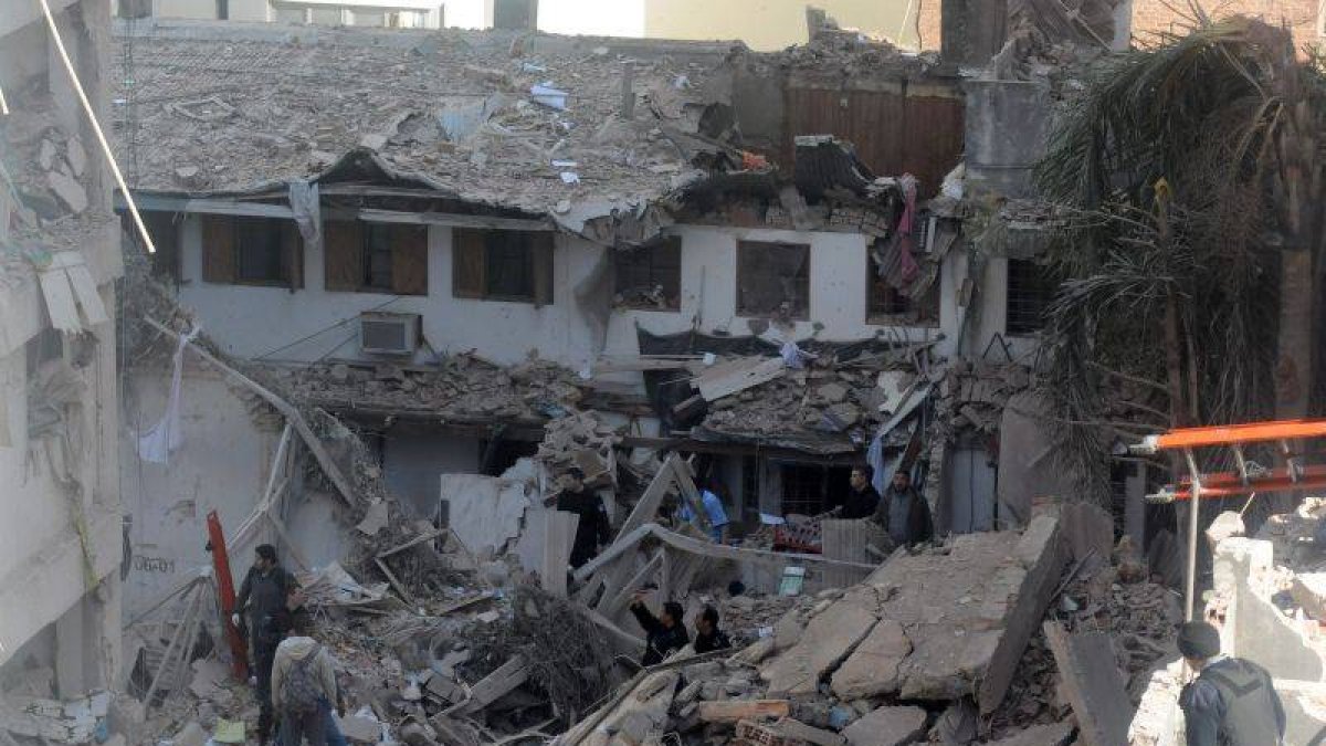 Escombros del edificio que registró una explosión en la ciudad de Rosario.