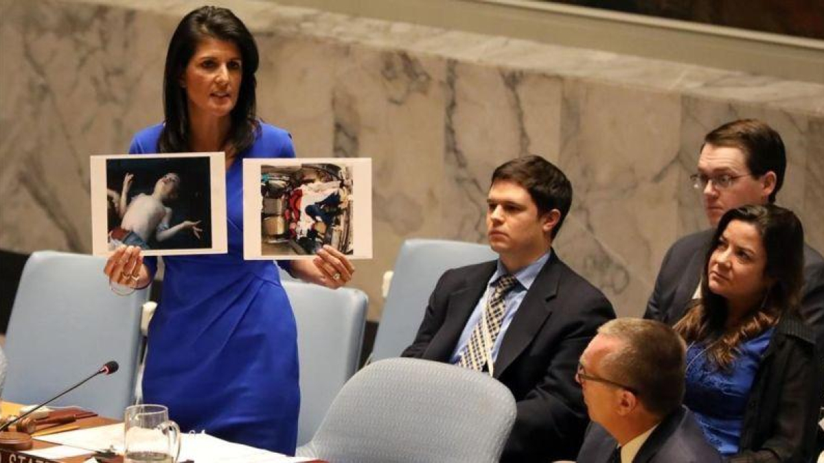 Nikki Haley sostiene unas fotografías de las víctimas del gas serín en Siria.