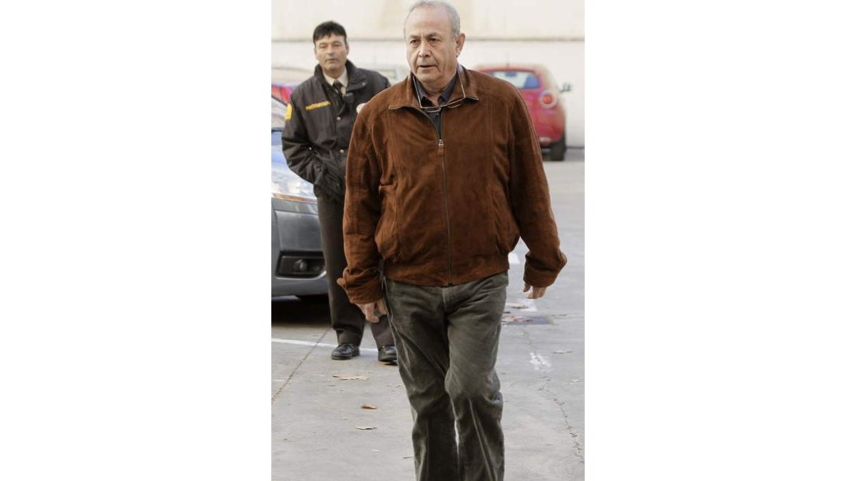 El juez Castro, ayer, a su llegada hoy a los juzgados.