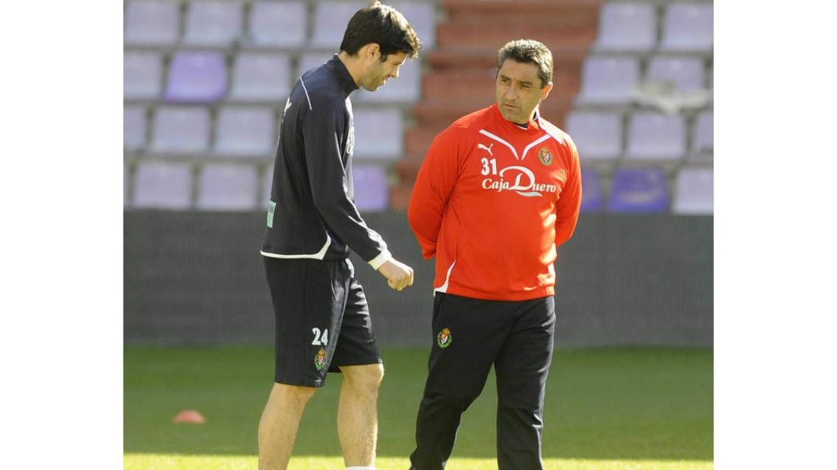 El leonés Jorge Alonso, derecha, conversa con un jugador del Real Valladolid.