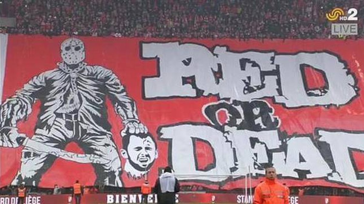 La pancarta mostrada por los ultras del Standard de Lieja, con Steven Defour decapitado.