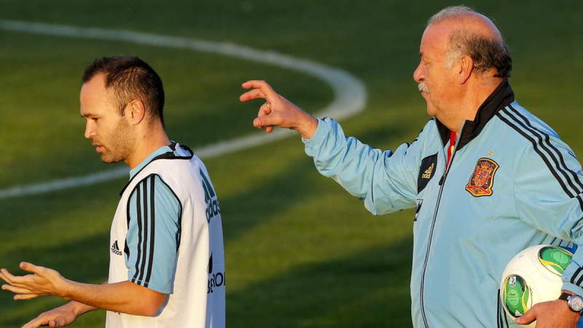 Vicente del Bosque, a la derecha, quiere que Iniesta sea el jugador clave ante Georgia.