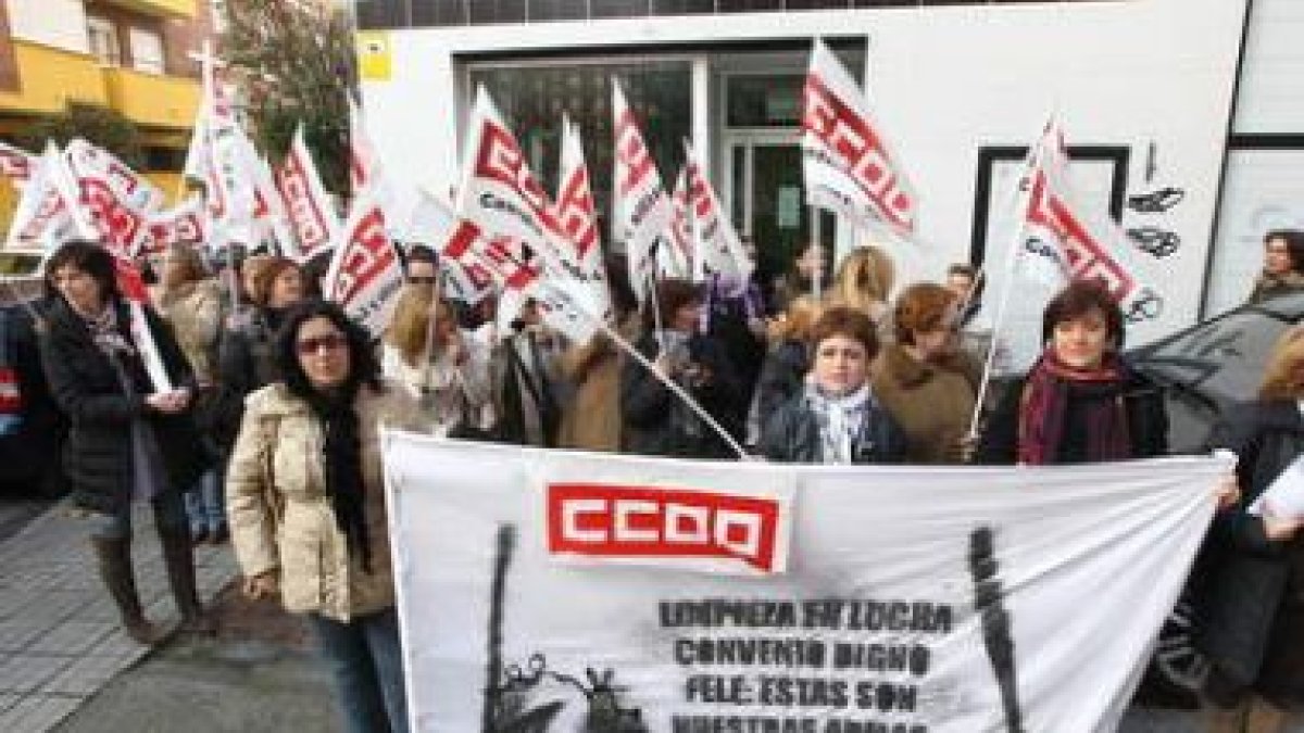 Medio centenar de trabajadoras se concentraron ante la sede de la empresa.