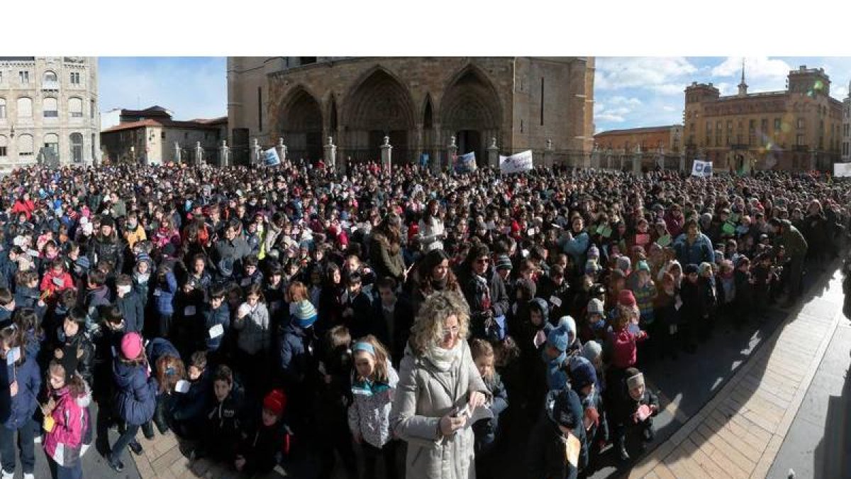 Acto de la paz en la Catedral protagonizado por niños de los colegios de León