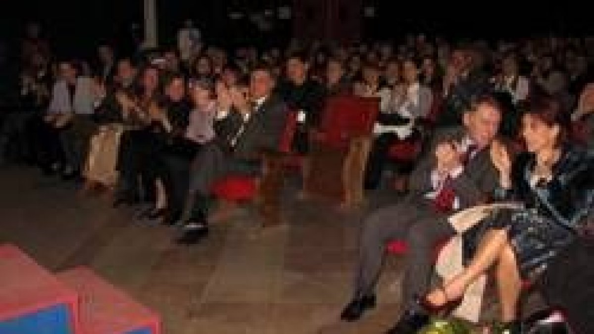 El teatro Gullón permaneció abarrotado mientras duró el homenaje