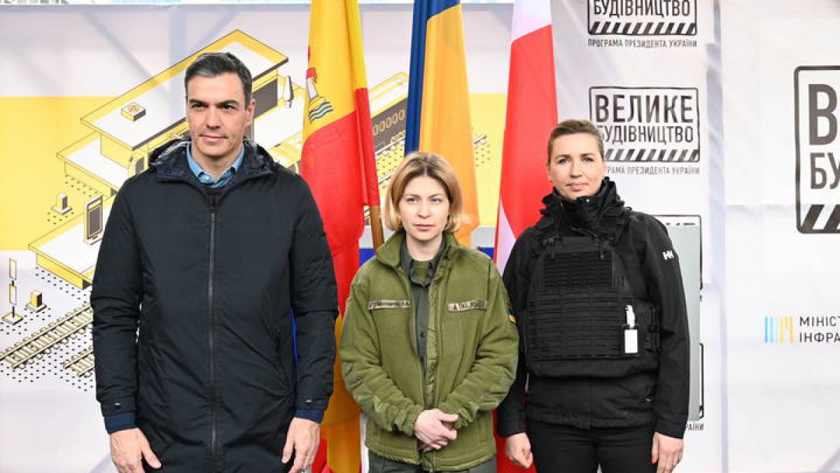 El jefe del Gobierno español, Pedro Sánchez, acompañado por la primera ministra danesa, Mette Frederiksen (d), y la viceprimera ministra de Ucrania de Asuntos Europeos, Olha Stefanishyna (c), a su llegada este jueves a Kiev. POOL MONCLOA / BORJA PUIG DE LA BELLECASA