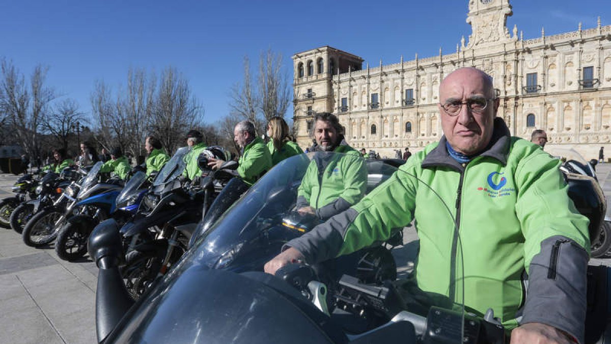 Ramón Carro, presidente de Moteros Solidarios, con otros componentes de la asociación. CAMPILLO