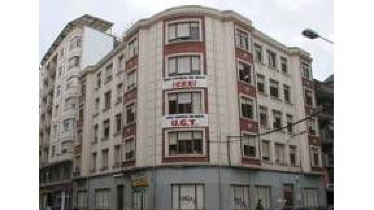 Edificio que alberga las sedes de CC.OO. y de UGT en Ponferrada