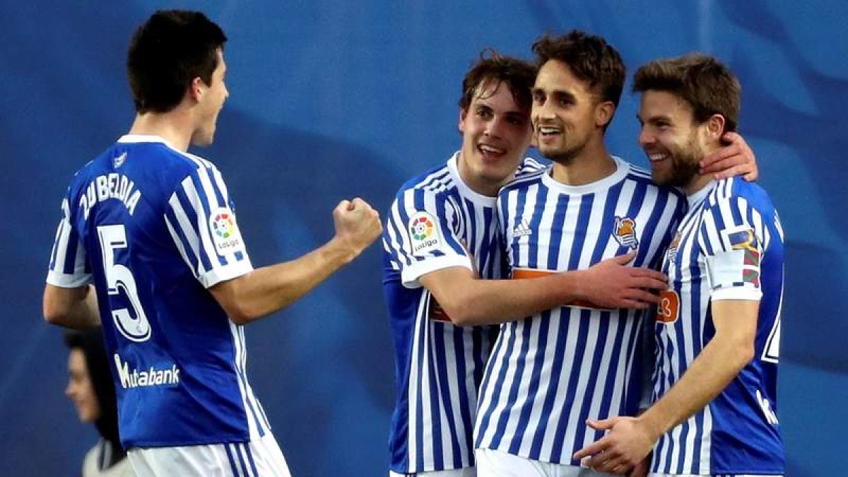 Los futbolistas de la Real celebran el gol de Illarramendi. JUAN HERRERO
