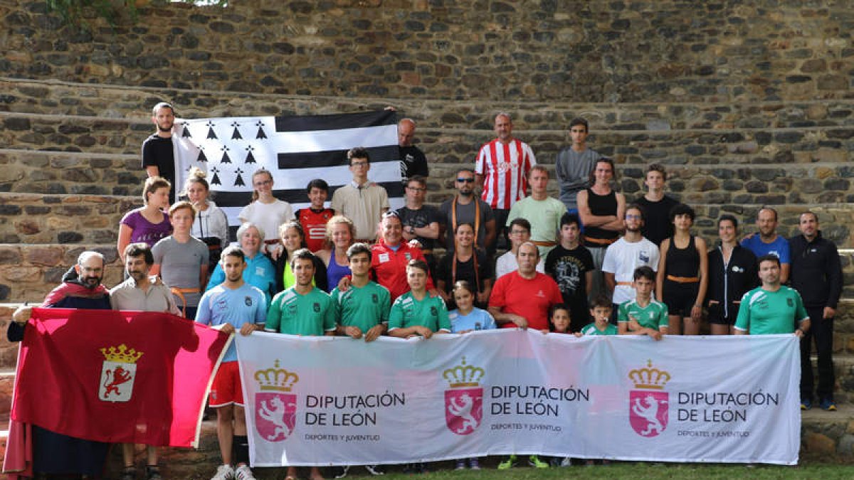 Riaño abrió su corro a los agarres en las luchas tradicionales de Bretaña y León. A. B.