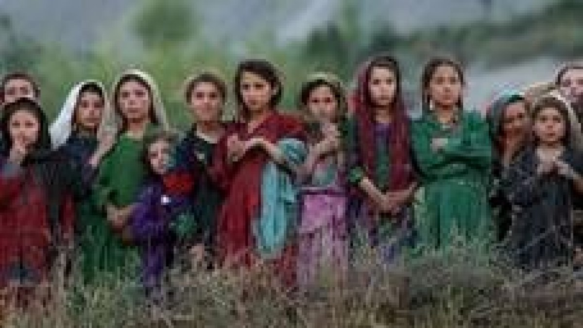 Niñas afganas contemplan la llegada de observadores de la ONU a un pueblo a 410 kilómetros de Kabul
