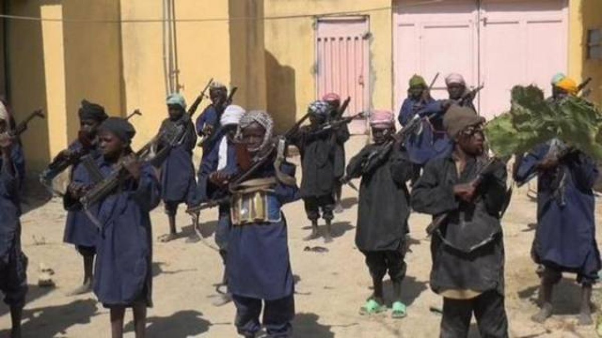 Una de las imágenes distribuidas por Boko Haram de un campo de entrenamiento militar para niños.