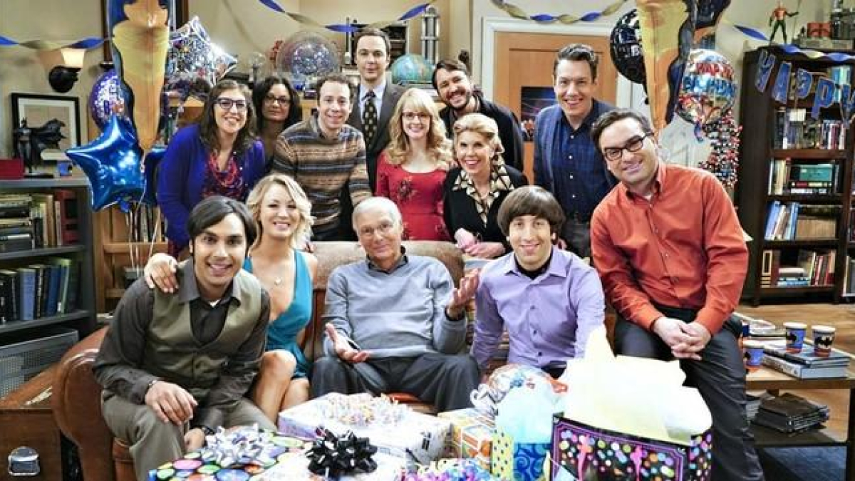 El veterano Adam West, en el centro de la foto, sentado, junto a los actores de la serie 'The Big Bang Theory'.