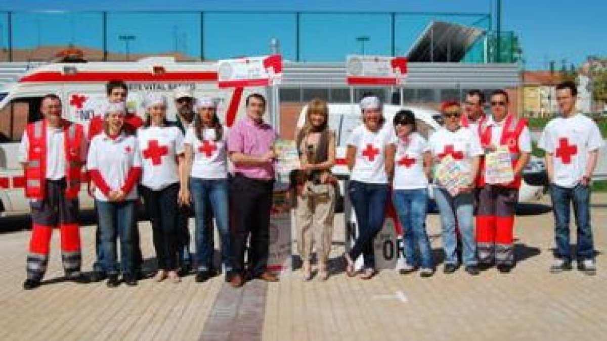 María Eugenia Gancedo, en el centro, junto a los representantes de Cruz Roja.
