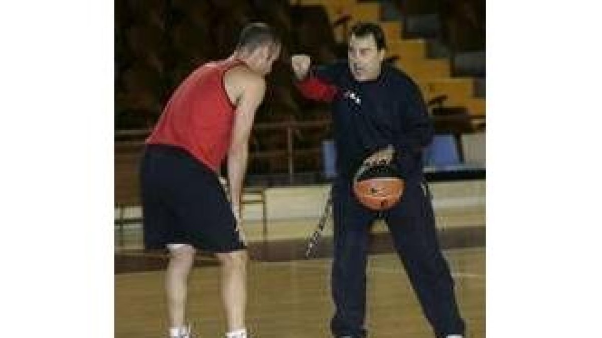 Aranzana da instrucciones a Carles Marco durante un entrenamiento