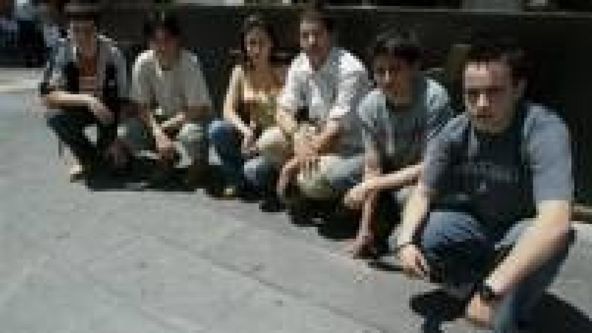 Los seis estudiantes leoneses que participarán en la Ruta Quetzal posan cerca de la Catedral