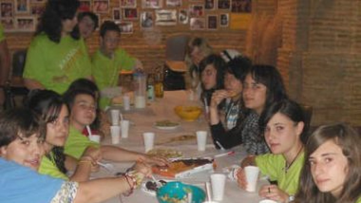 Los jóvenes disfrutaron de una merienda para finalizar el curso