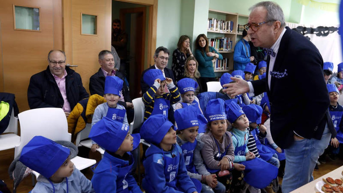 Los alumnos y los representantes de la Diputación, durante el taller de nutrición. MARCIANO