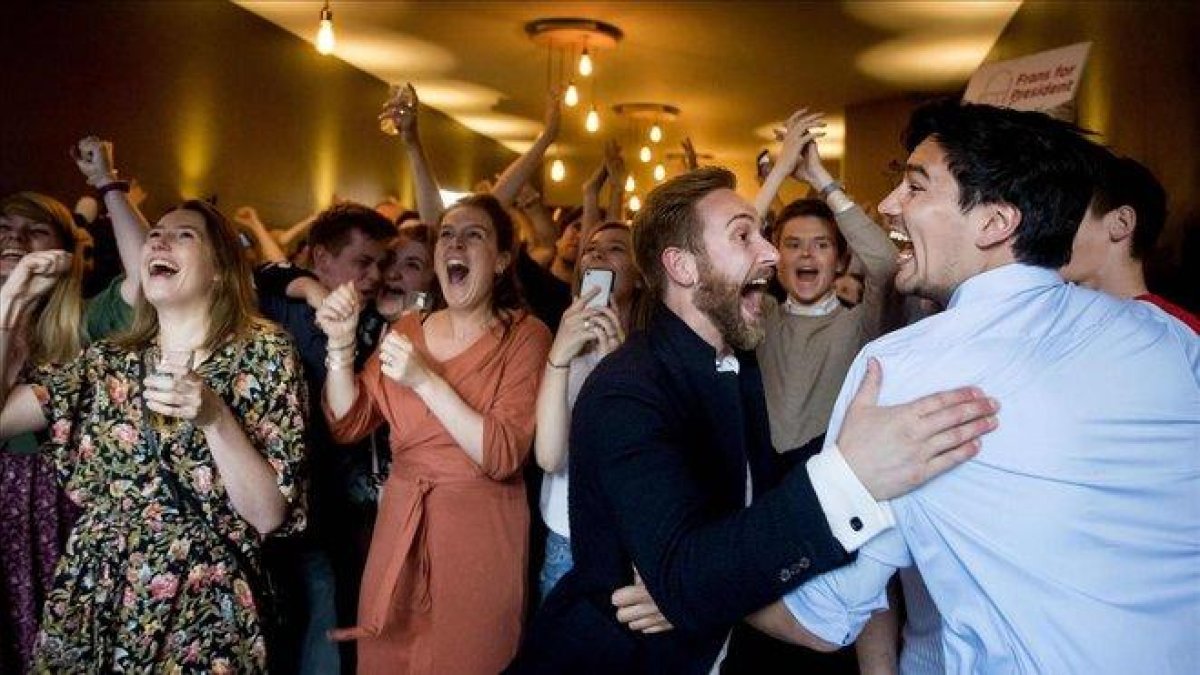 Laboristas del PvdA de Frans Timmermans celebran los resultados de los sondeos el pasado jueves en La Haya (Países Bajos).