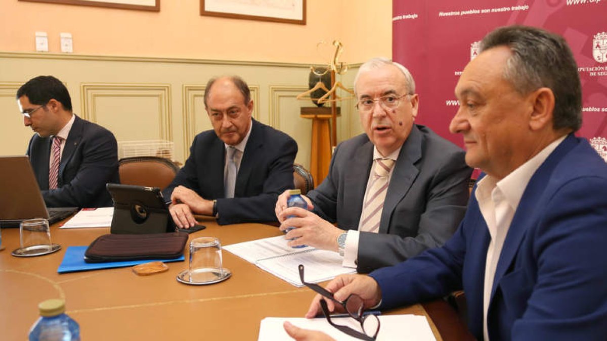 Imagen de la reciente reunión del Consejo de Cuentas con el ‘Informe anual sobre las cifras del sector público local de Castilla y León’ para su estudio.