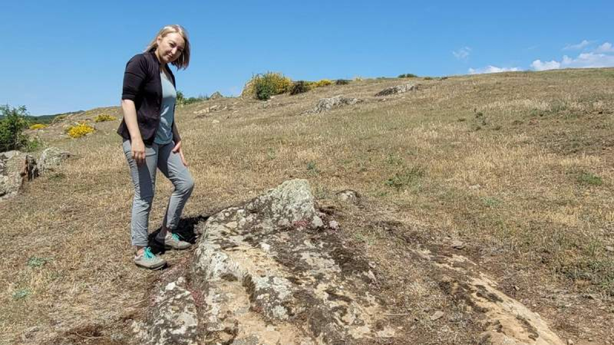 Isasi Cadierno, autora del hallazgo, junto al panel rupestre recién descubierto en Brazuelo. DL