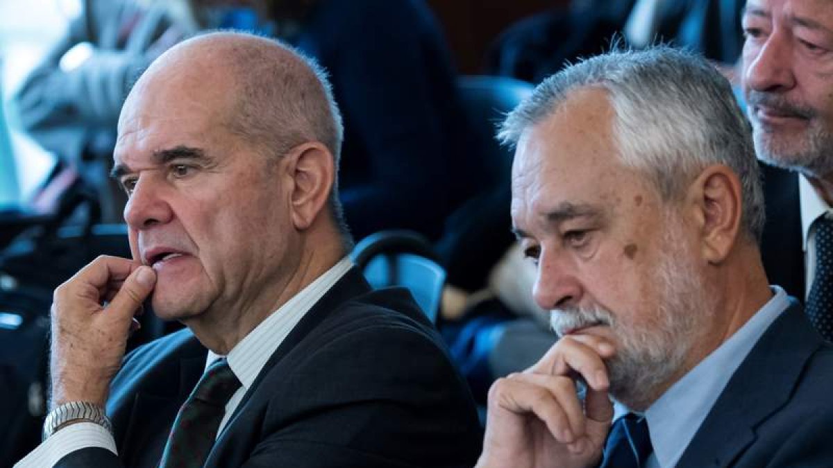 Manuel Chaves y José Antonio Griñán, en la sesión de ayer. R. CARO