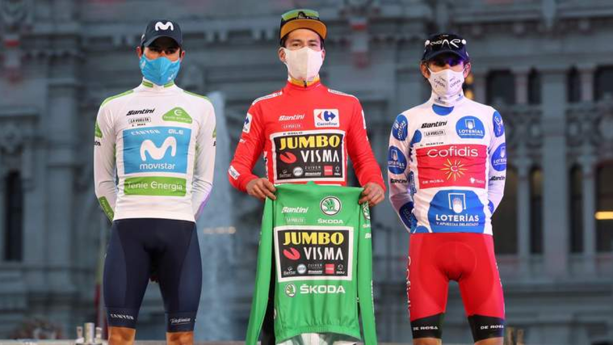 Roglic con los maillots de la General y Regularidad escoltado por el blanco de Mas (Joven) y Guillaume Martin (Montaña). HUESCA