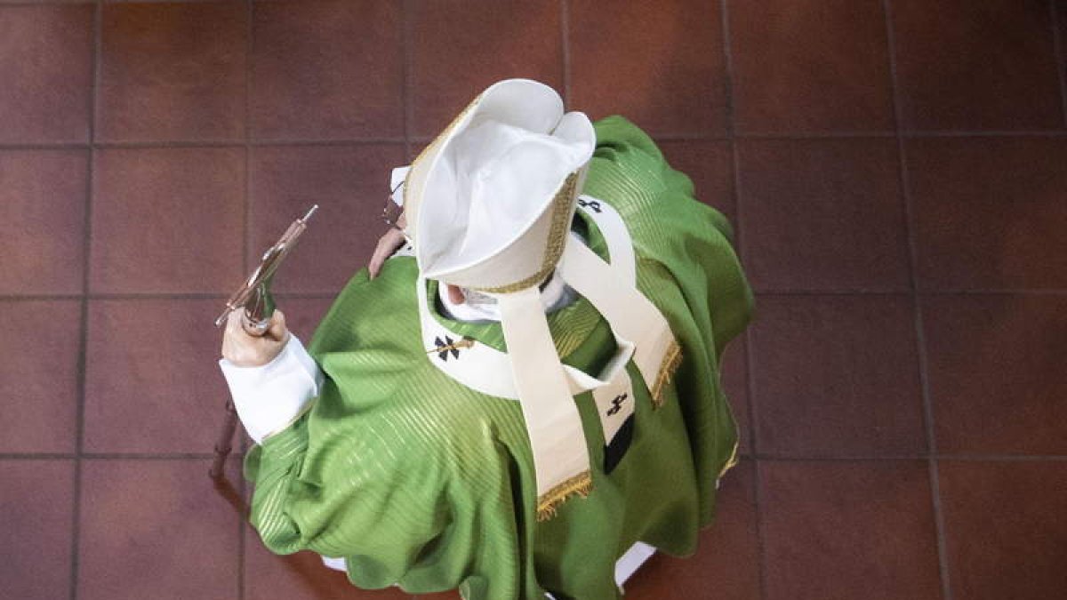 El papa, ayer en una visita a San Crispino, un barrio de Roma. CLAUDIO PERI