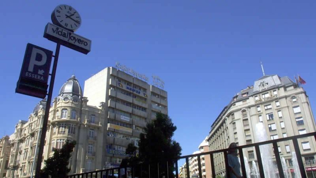El reloj de la plaza de Santo Domingo, punto de encuentro por excelencia, 'si eres de León