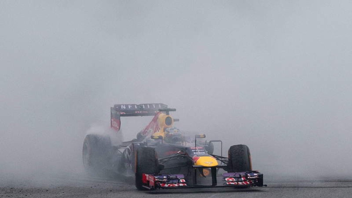 Vettel celebra en su monoplaza la victoria en el Gran Premio de Brasil de Fórmula 1.