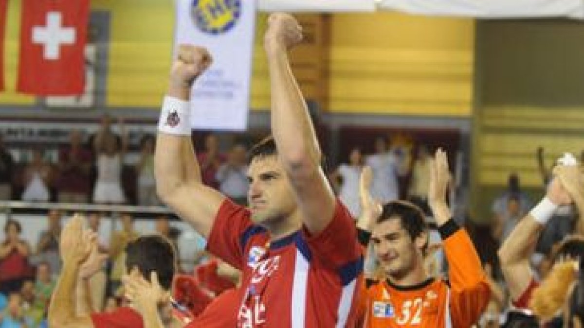 El lateral izquierdo Nikola Prce y el meta Mirko Alilovic junto a otros jugadores ademaristas, celeb