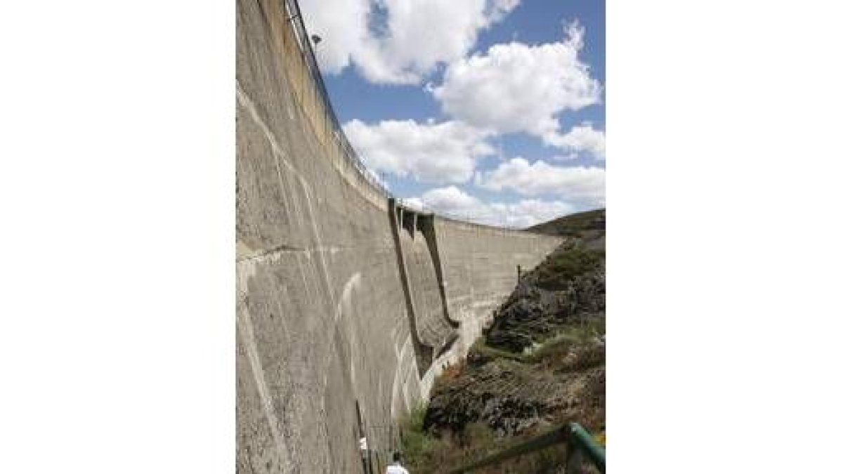 Las dimensiones del embalse no son despreciables: 39 metros de altura por 200 de frente