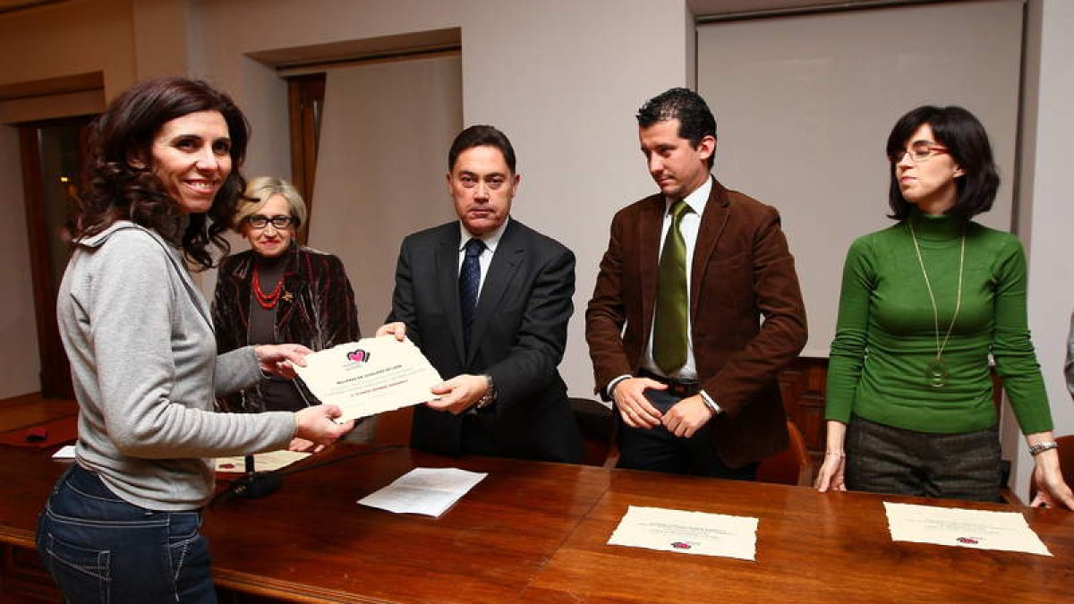 Mamem Sabadell recogió el premio por su propuesta para vestir el ramo.