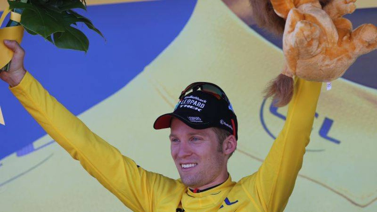 an Bakelants celebra su victoria en la segunda etapa del Tour de Francia.