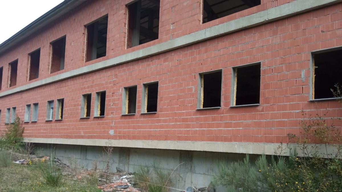 La residencia de ancianos empezó a construirse hace doce años y la última actuación había sido la colocación de las ventanas en los huecos ahora vacíos. DL