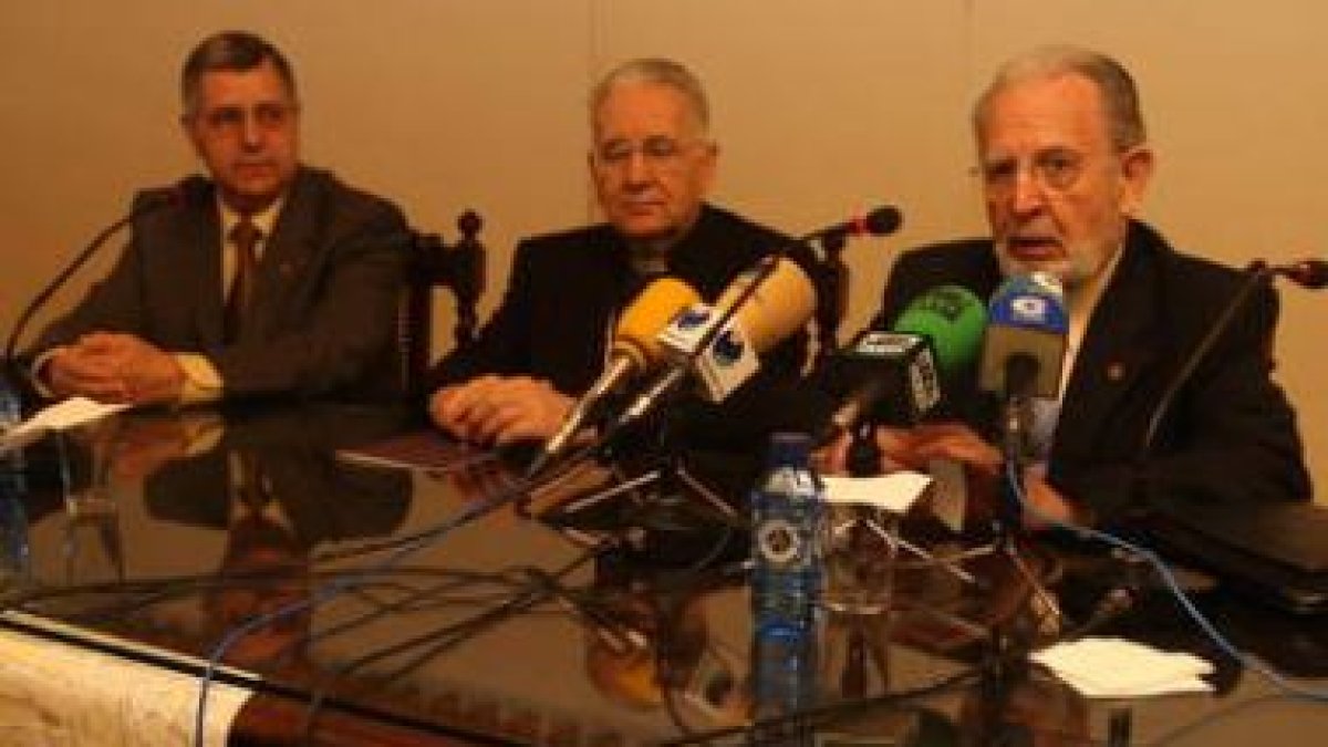 El administrador del obispado, el obispo y el director de Cáritas presentaron la campaña