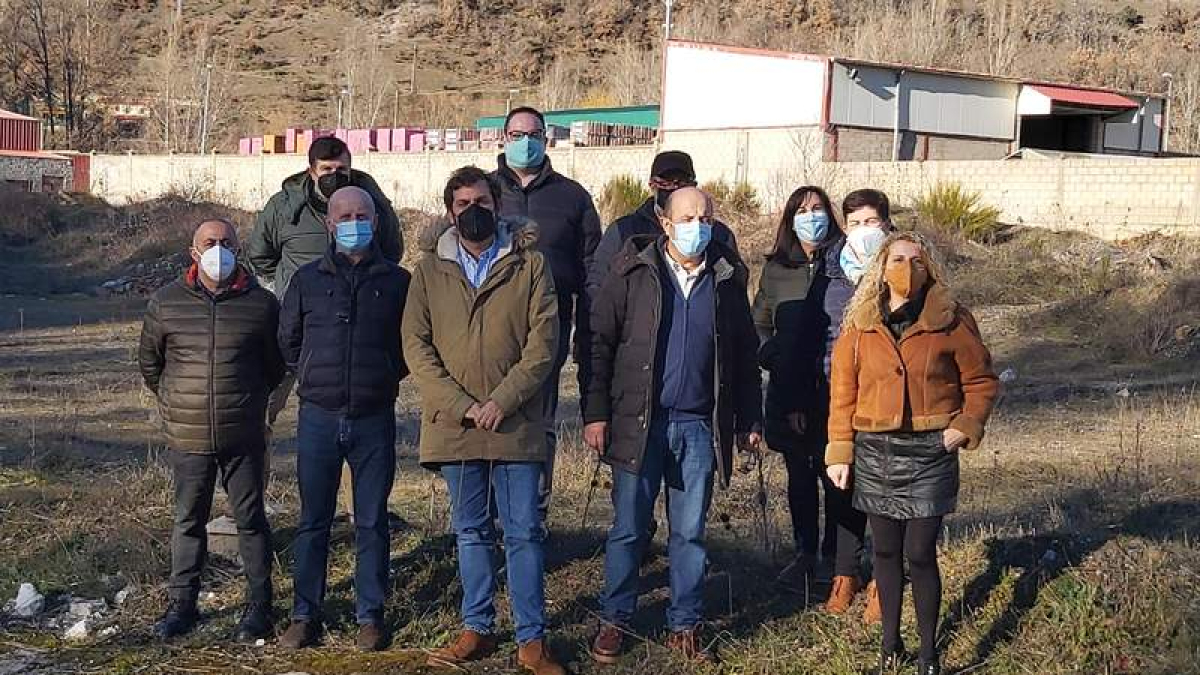El presidente del PP y responsables municipales de la montaña, en los terrenos cedidos para el parque. DL